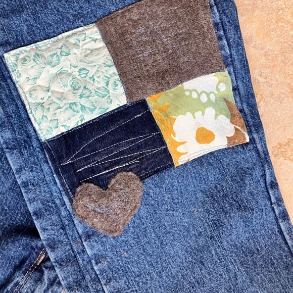 Patched Ladies Levis Relaxed high waist jeans. - Picture 10 of 11